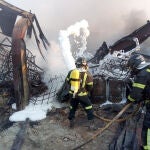 Aspecto de la fábrica de pinturas situada en el polígono industrial de San Pedro del Arroyo (Ávila) después de sufrir un incendio