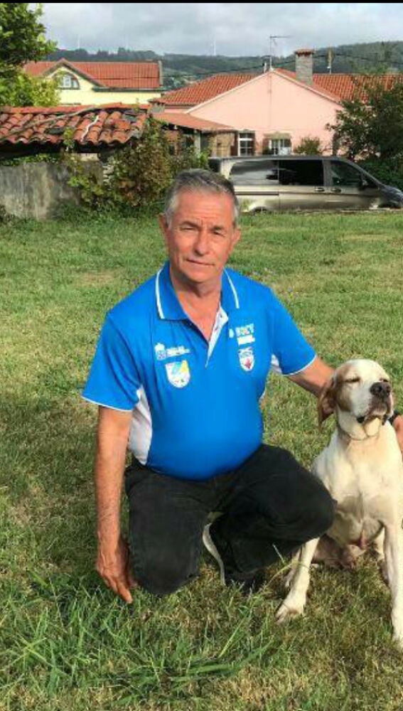 Pedro López  junto a su pointer Bully