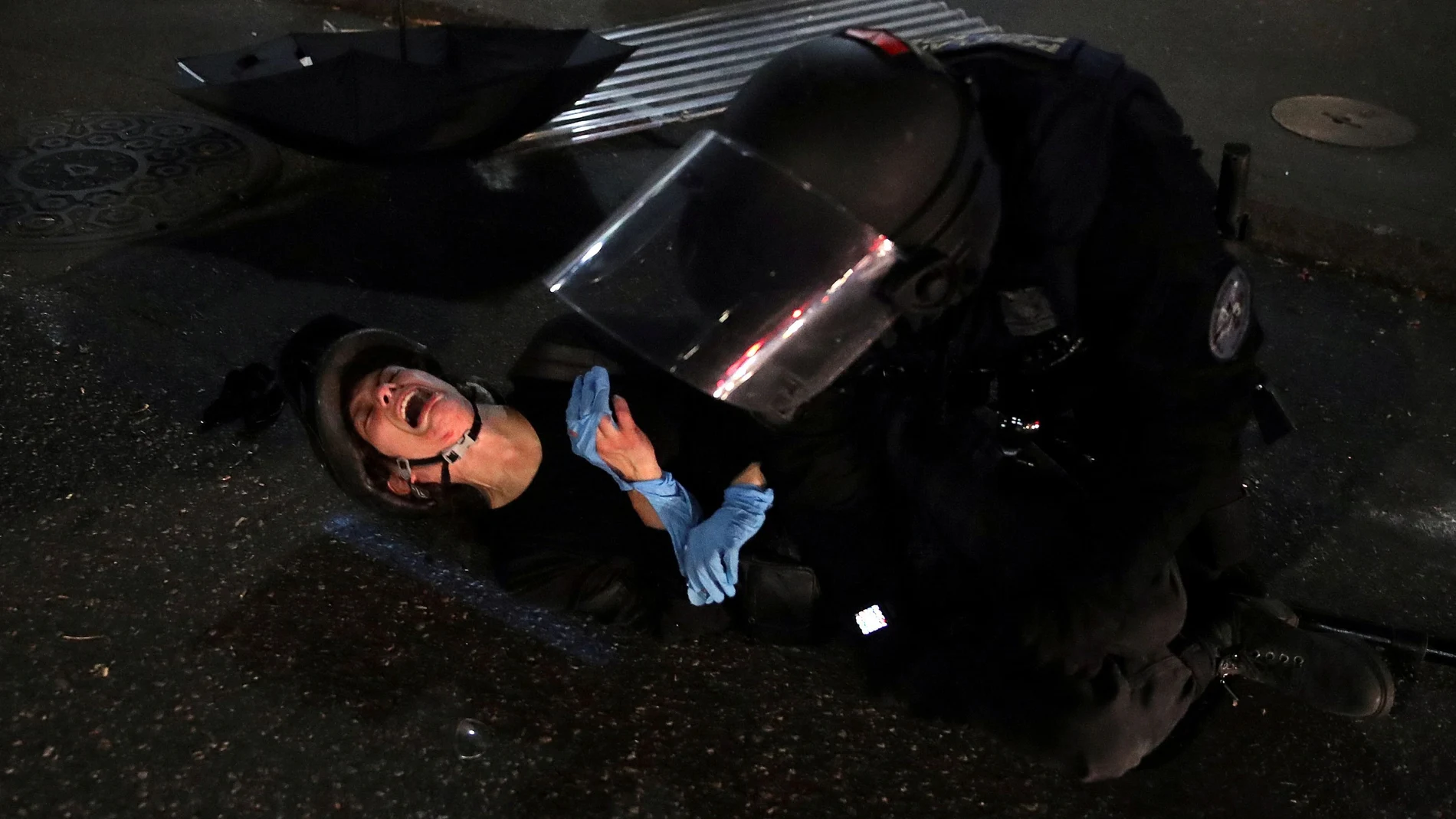 Un manifestante es detenido por un agente en Portland