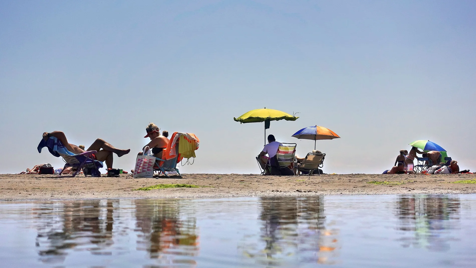Varias personas disfrutan de la playa de La Patacona de Alboraia