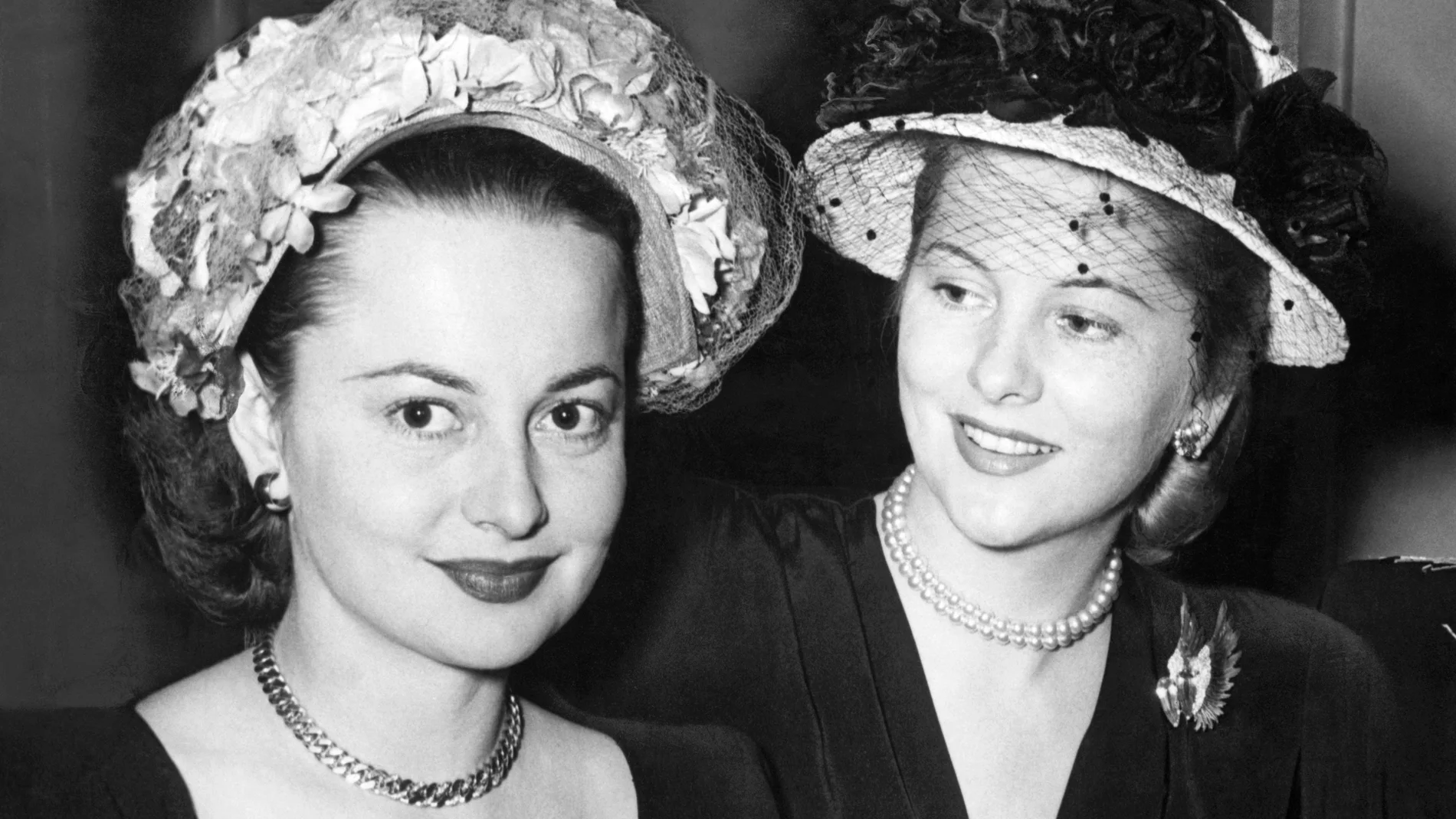 Los Oscar de 1942 vivieron el enfrentamiento de las dos hermanas en el premio para la mejor actriz, que fue para Joan Fontaine (a la dcha.)
