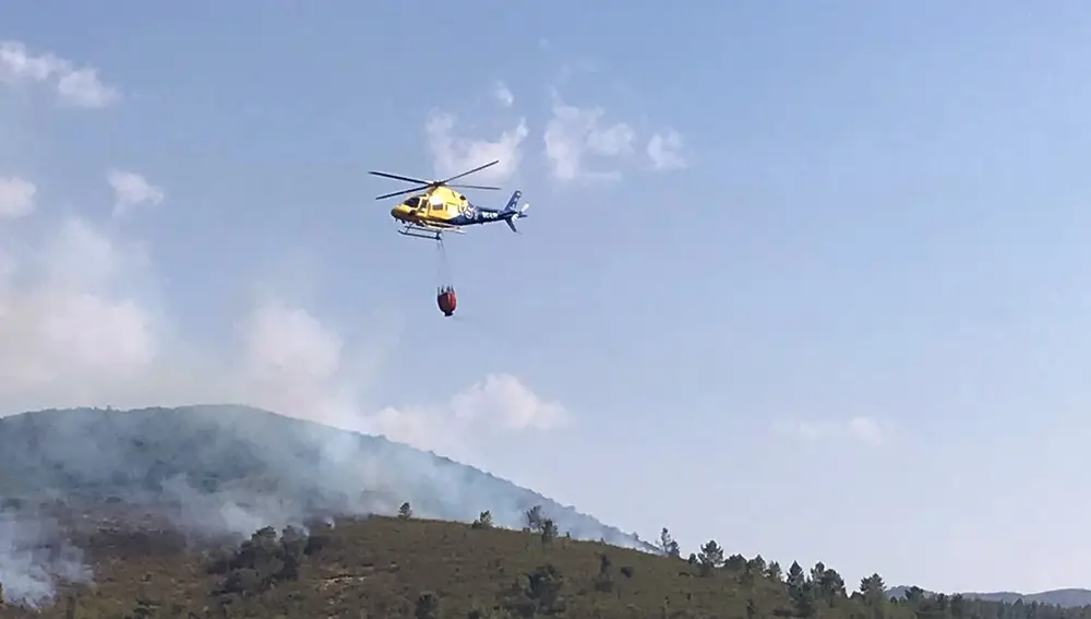 GRAF5544. VALDELAGEVE (SALAMANCA), 27/07/2020.- Un incendio con al menos dos focos, declarado este lunes por la tarde dentro del término municipal de Valdelageve (Salamanca), ha devorado ya más de treinta hectáreas de masa arbolada en esta zona situada entre las sierras de Béjar y de Francia, dos espacios naturales protegidos y Reserva de la Biosfera. EFE/J.M.GARCIA