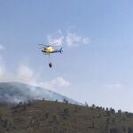 GRAF5544. VALDELAGEVE (SALAMANCA), 27/07/2020.- Un incendio con al menos dos focos, declarado este lunes por la tarde dentro del término municipal de Valdelageve (Salamanca), ha devorado ya más de treinta hectáreas de masa arbolada en esta zona situada entre las sierras de Béjar y de Francia, dos espacios naturales protegidos y Reserva de la Biosfera. EFE/J.M.GARCIA