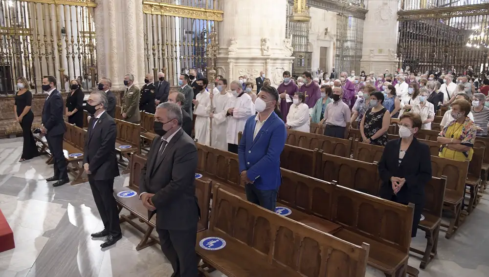 Asistentes a la ceremonia en honor de las víctimas del coronavirus en la Catedral de Burgos