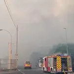  Un incendio en un coche se extiende a una zona de pasto de Villaverde y provoca dificultades de circulación en la A-4
