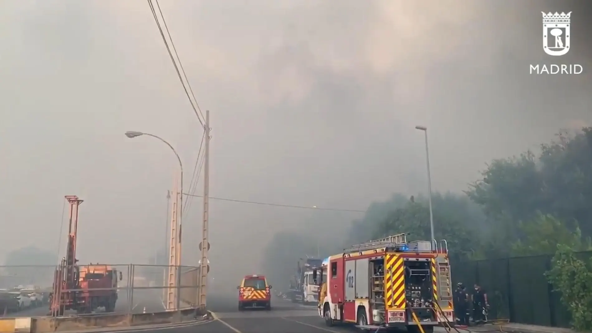 El incendio está provocando graves dificultades en la circulación en la A-4 ante la densa humareda.