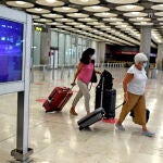 Dos pasajeras con maletas en la terminal T1 del Aeropuerto de Madrid-Barajas Adolfo Suárez, en Madrid, volaban hoy rumbo a Londres