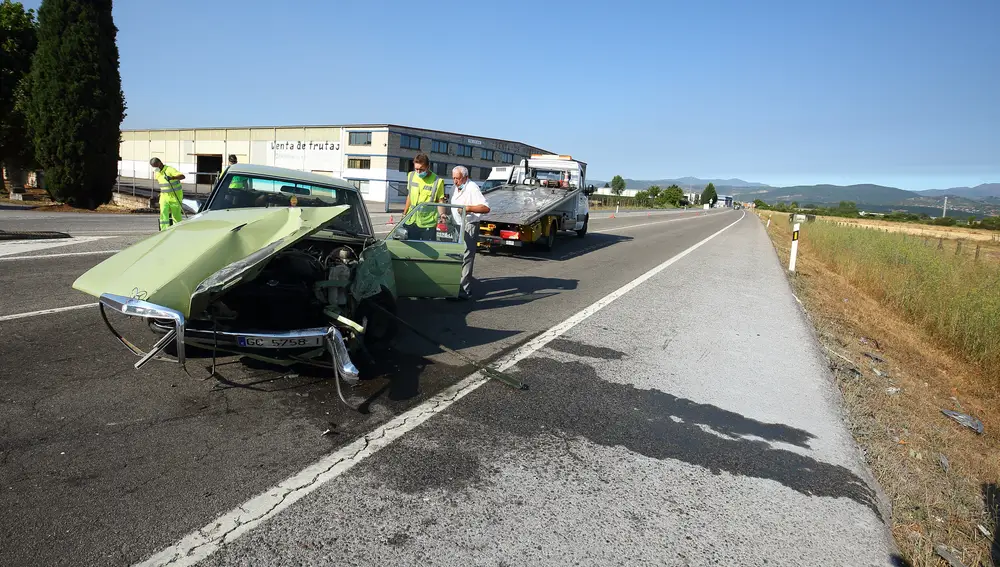 Accidente de tráfico entre un turismo y un camión de reparto en la N-VI en el término municipal de Carracedelo (León)