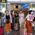 Turistas dejan la ciudad vietnamita de Da Nang