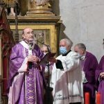 El arzobispo de Burgos, Fidel Herráez, preside la eucaristía en homenaje a las víctimas de la Covid-19