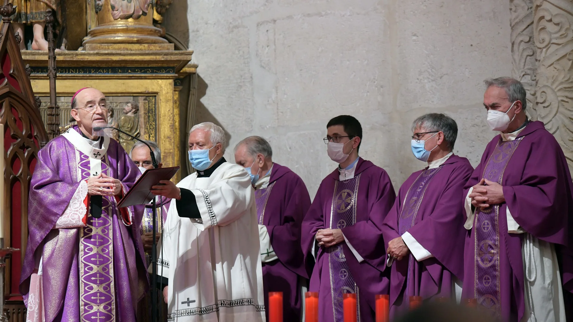 El arzobispo de Burgos, Fidel Herráez, preside la eucaristía en homenaje a las víctimas de la Covid-19