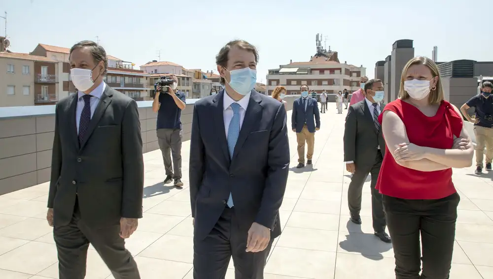 Fernández Mañueco, García Carbayo e Isabel Blanco, antes de inaugurar el Centro de Convivencia "Victoria Adrados"