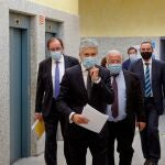 El ministro del Interior, Fernando Grande-Marlaska, seguido por el director general de Tráfico, Pere Navarro, antes de prensentar el primer informe integral sobre delitos de seguridad vial y su incidencia en el ámbito penitenciario EFE/ Emilio Naranjo