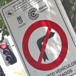 Señal de prohibido girar a la derecha con el distintivo de Madrid Central en la capital
