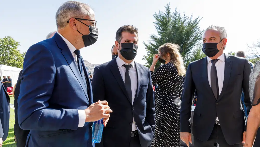 El delegado del Gobierno, Javier Izquierdo, junto al líder socialista Luis Tudanca