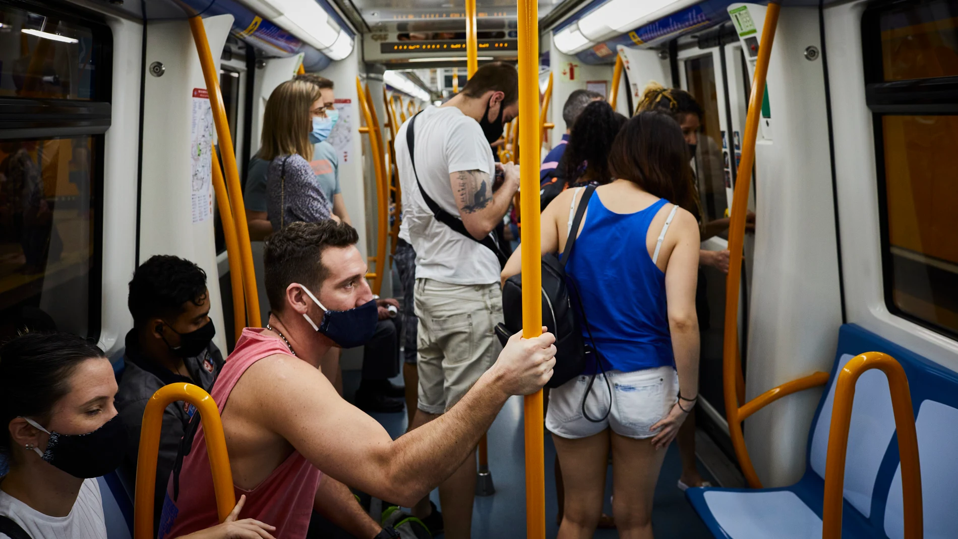 Ciudadanos de Madrid se mueven el metro y transporte publico con mascarillas