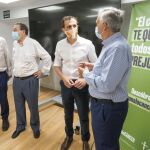 El presidente de la Diputación de Valladolid, Conrado Íscar, conversa con el de la AECC Valladolid, Artemio Domínguez