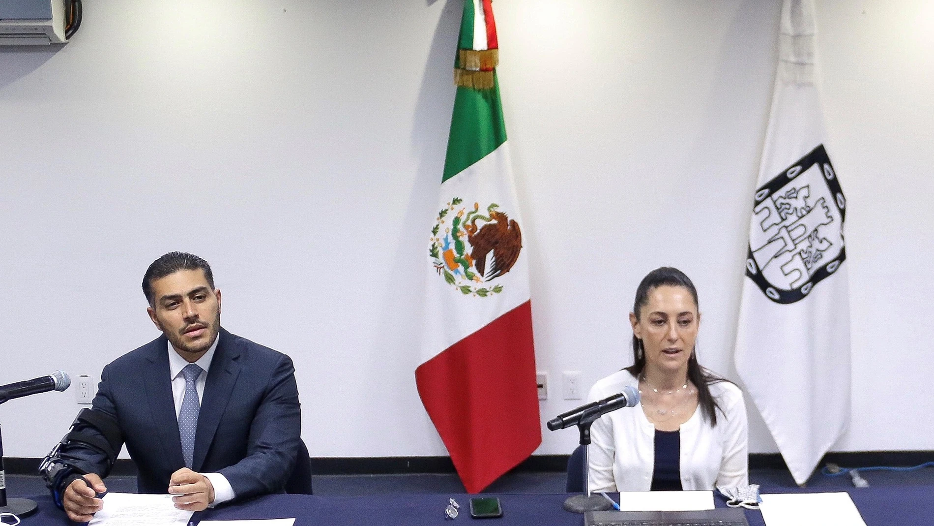 El secretario de Seguridad de Ciudad de México, Omar García Harfuch (i), y la alcaldesa de la capital mexicana, Claudia Sheinbaum