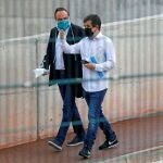 El exconseller Josep Rull (i) acompañado por el expresidente de la ANC, Jordi Sánchez (d), dos de los han presentado el escrito ante el Supremo