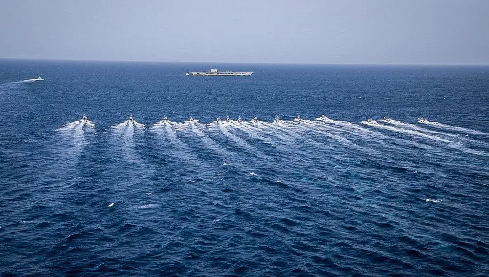 Fragatas iraníes rodean a la maqueta del portaaviones norteamericano durante la misión &quot;Gran Profeta 14&quot;