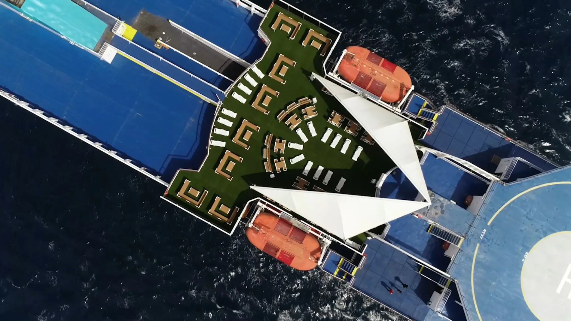Dos de los buques de Balearia han amueblado sus cubiertas con mobiliario sostenible realizado con plástico reciclado de los envases