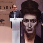 El director general de la Fundación Unicaja, Sergio Corral (i), acompañado por el alcalde de Málaga, Francisco de la Torre, interviene durante la inauguración de la nueva exposición