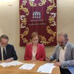 El secretario general de la Fundación Duques de Soria, José María Rodríguez Ponga, firma el acuerdo con Graziella Fantini y José Ángel González Sainz en nombre del Centro Internacional Antonio Machado