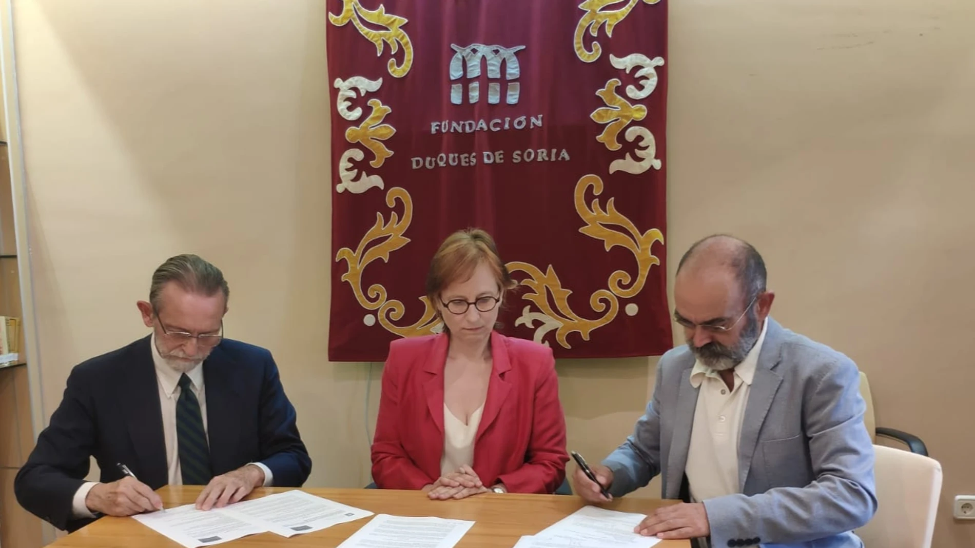 El secretario general de la Fundación Duques de Soria, José María Rodríguez Ponga, firma el acuerdo con Graziella Fantini y José Ángel González Sainz en nombre del Centro Internacional Antonio Machado
