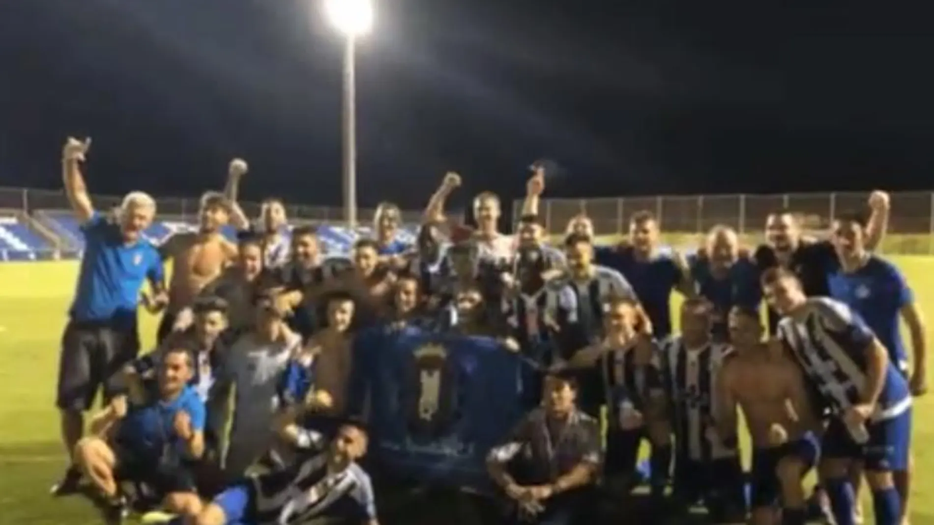 Los jugadores del Lorca celebran el ascenso a Segunda B