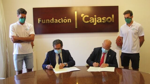 El presidente de la Fundación Cajasol, Antonio Pulido, y Javier Imbroda, como presidente de la Fundación Andalucía Olímpica firman este martes su colaboración, escoltados por los remeros Jaime Canalejo y Javier García, clasificados para los Juegos.