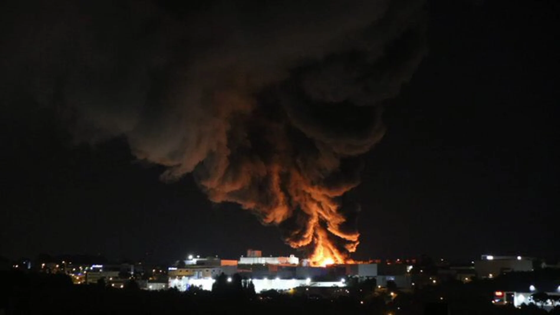 Imagen del incendio visto desde los municipios aledaños a la industria, situada en Granollers (foto: @cracia2)