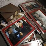 Varias fotografías apiladas entre las que se destaca la imagen del expresidente venezolano Hugo Chávez se ven en medio de los destrozos al interior del consulado de Venezuela este martes, en Bogotá (Colombia). La sede del consulado de Venezuela en Bogotá, que según denunció el Gobierno de ese país fue objeto de "saqueo y vandalización", está abandonada y en ruinas desde hace meses, un retrato del estado de las inexistentes relaciones entre los dos países. La casona de dos plantas, situada en el barrio Santa Bibiana, en el costado oriental de la Autopista Norte de Bogotá, conserva los muros externos pero por su interior parece que hubiera pasado un huracán, según constaron periodistas de Efe que visitaron este martes el lugar. EFE/ Mauricio Duenas Castañeda