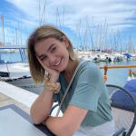 Laura Escanes tiene los pantalones blancos que solucionan cualquier look