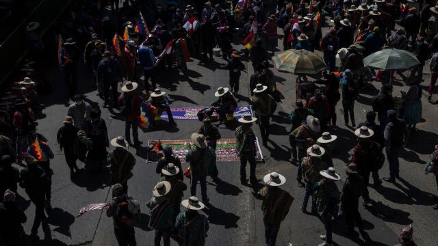 28 July 2020, Bolivia, El Alto: People take part in a protest against the renewed postponement of the general elections. The Supreme Electoral Court had postponed the elections scheduled for 03 May 2020 first to 06 September 2020 then to 18 October 2020 due to the coronavirus pandemic. Photo: Marcelo Perez del Carpio/dpa28/07/2020 ONLY FOR USE IN SPAIN
