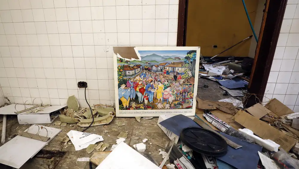 Un cuadro en el suelo en una de las habitaciones del consulado vandalizadas
