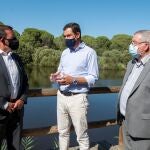 El presidente de la Junta de Andalucía, Juanma Moreno, se ha reunido en Doñana con los presidentes de las comisiones de Coordinación y Desarrollo Regional (CCDR) de Algarve y Alentejo, Francisco Serra (i) y Joaquím Roberto Pereira Grilo