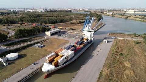 Un buque mercante cruza la esclusa del Puerto de Sevilla