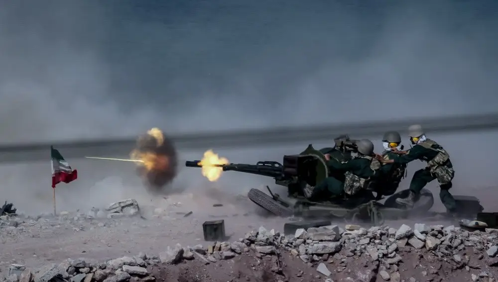 Soldados iraníes disparan un cañón durante los juegos de guerra de Irán en el estrecho de Ormuz