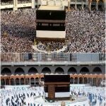 Dos imágenes de la Meca llena de peregrinos el año pasado, y semivacía este año