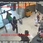 Imagen de los dos hombres entrando al supermercado armados