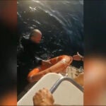 Un pescador logra sobrevivir tras pasar ocho horas 'haciéndose el muerto' en alta mar