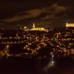 Toledo iluminada durante la noche.