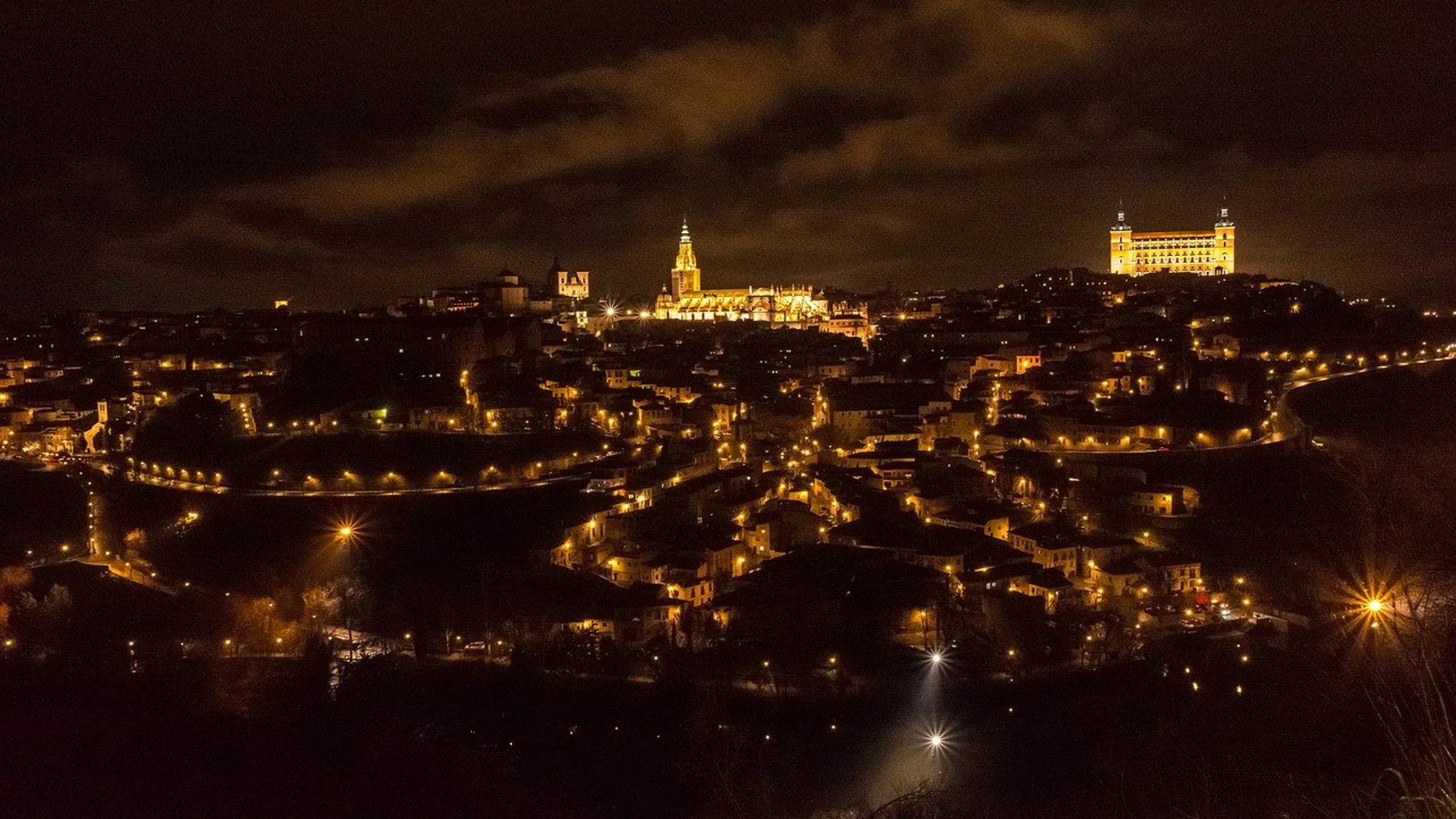 Toledo iluminada durante la noche.