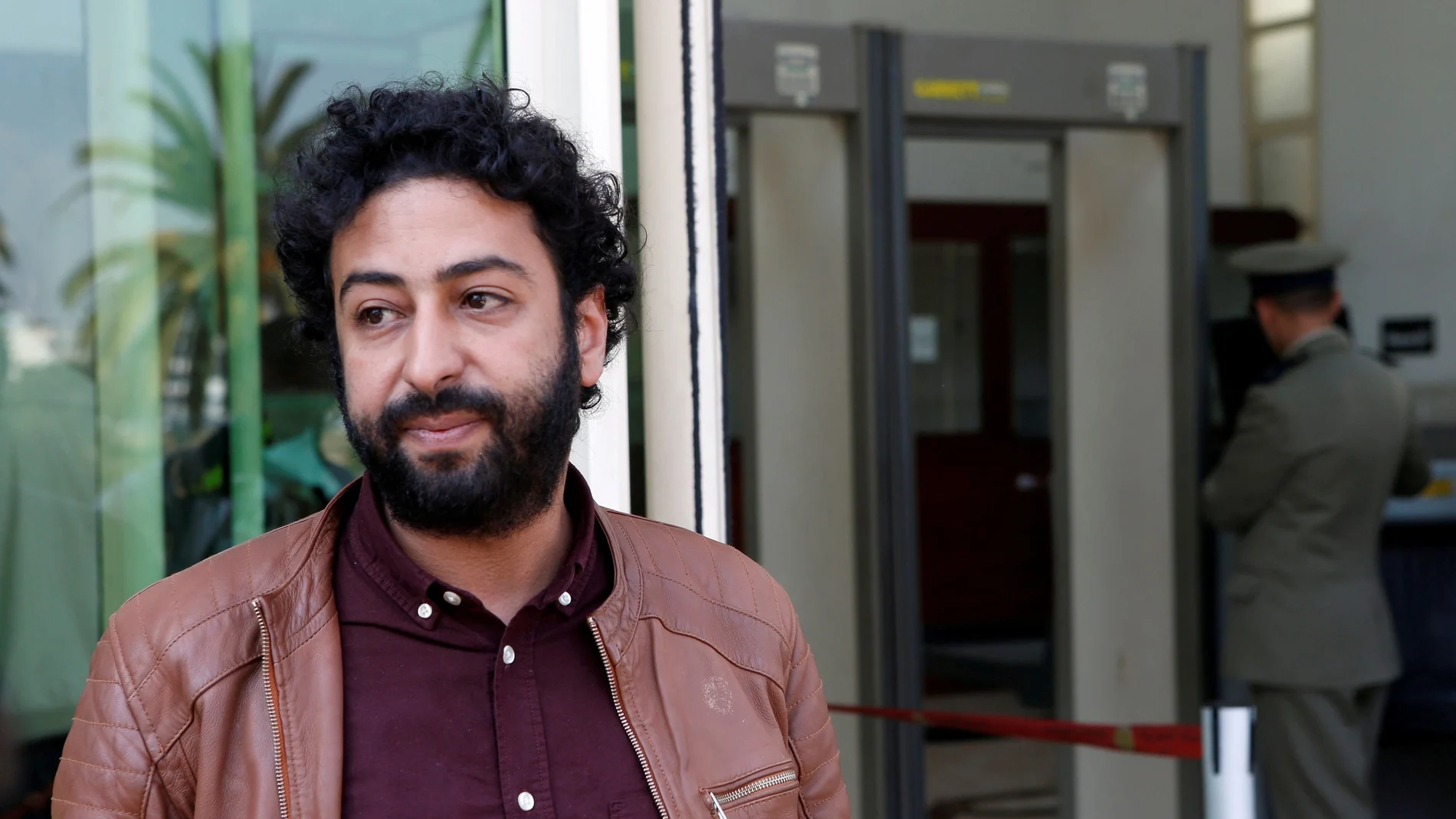El periodista Omar Radi fuera del tribunal de Casablanca el pasado mes de marzo