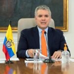 BOG300. BOGOTÁ (COLOMBIA), 28/07/2020.- Fotografía cedida por la Presidencia de Colombia que muestra al mandatario colombiano, Iván Duque, mientras ofrece una declaración televisada este martes en Bogotá (Colombia). Duque anunció la prolongación hasta el 30 de agosto de la cuarentena para combatir el coronavirus, que terminaba el 1 de ese mes, por el desborde de casos de COVID-19, de la que se registraron hoy más de 10.000 casos positivos por primera vez en un solo día. EFE/ Presidencia de Colombia/ SOLO USO EDITORIAL/NO VENTAS