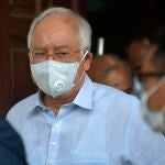 El ex primer ministro de Malasia, Najib Razak, abandona los tribunales tras ser condenado a doce años de cárcel por un desfalco millonario