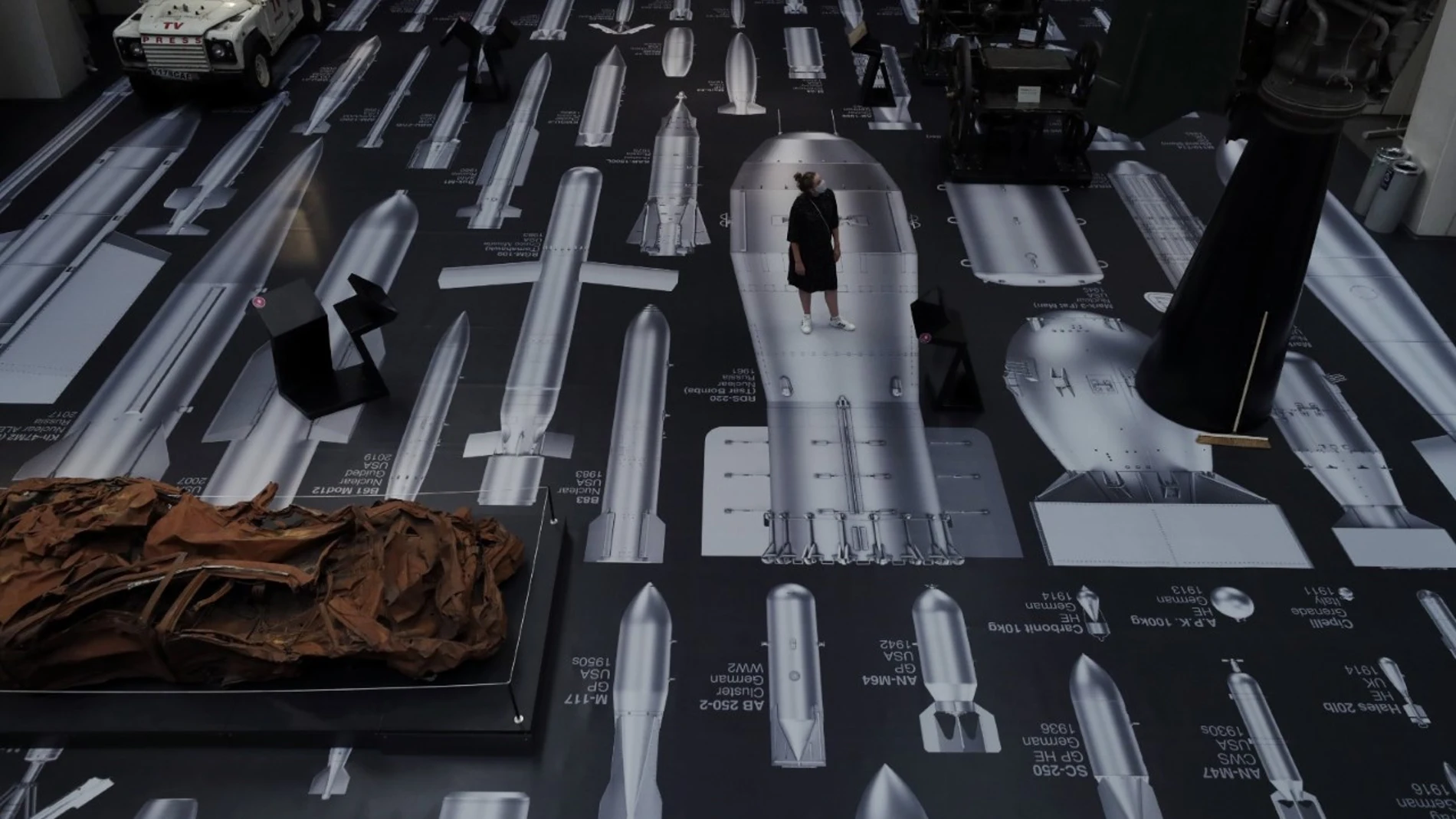 Una mujer en la obra del artista chino Ai Weiwei, "Historia de las bombas", en el Museo de la Guerra de Londres