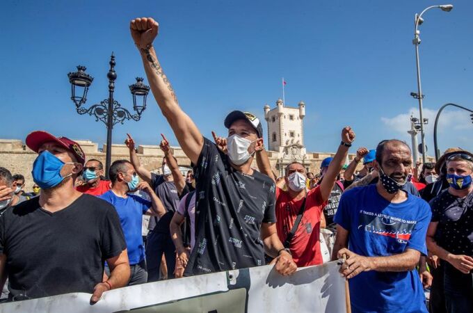 Protestas de los astilleros en Cádiz para reclamar más contratos. EFE/ Román Ríos