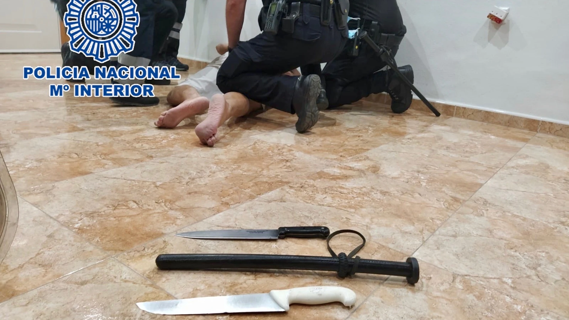 La rápida intervención de los agentes evitó que esta persona, el pleno brote psicótico, provocara ningún tipo de lesión a ningún miembro de su familia ni a los sanitarios que le estaban asistiendo