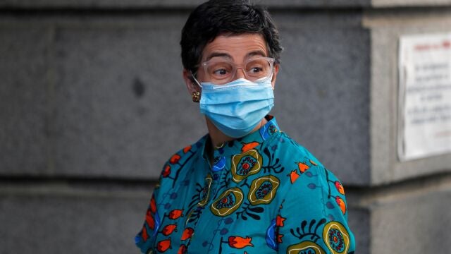 MADRID, 29/07/2020.- La ministra de Exteriores, Arancha González Laya, a su llegada este miércoles al pleno del Congreso ante el que comparece el presidente del Gobierno, Pedro Sánchez, para informar sobre los resultados del último Consejo Europeo en el que se negoció el reparto de fondos para la crisis generada por la pandemia, con el trasfondo de la crisis en el sector turístico y la amenaza de los rebrotes de coronavirus, que han obligado a algunas comunidades a reforzar las medidas de prevención. EFE/ Emilio Naranjo